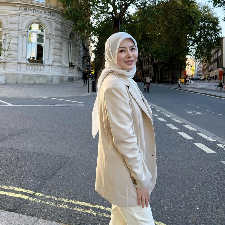 <p>Ayana berharap perjalanan kuliahnya ini mendapat kemudahan dari Allah SWT. &ldquo;Semoga Allah SWT membimbingku menjadi pemimpin Muslimah yang bermanfaat, sosok yang melampaui sekadar nama universitas dan berupaya memberikan dampak nyata bagi umat,&rdquo; ungkapnya.&nbsp;(Foto: Instagram @xolovelyayana)</p>