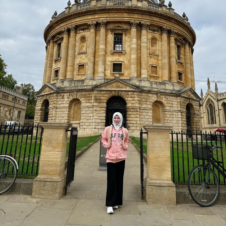 <p>Ayana Moon kembali membagikan kabar terbaru dari perjalanan pendidikan S2-nya di Universitas Oxford, Inggris. Ia diketahui menjadi muslimah Korea pertama yang kuliah di salah satu kampus ternama dunia ini, Bunda. (Foto: Instagram @xolovelyayana)</p>