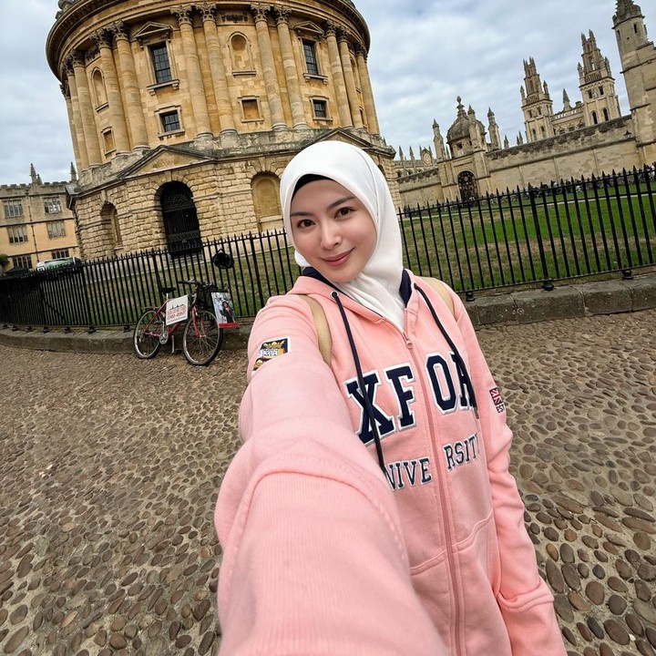 <p>Hal tersebut diungkap langsung oleh Ayana melalui sebuah <em>postingan</em> terbarunya di akun Instagram pribadi. &ldquo;<em>Check-in</em> di <em>@oxford_uni</em>! Bersyukur menjadi muslimah Korea pertama yang menempuh studi di Oxford,&rdquo; tulis Ayana, dikutip dari laman Instagram <em>@xolovelyayana,</em> Senin (28/9/2026).&nbsp;(Foto: Instagram @xolovelyayana)</p>