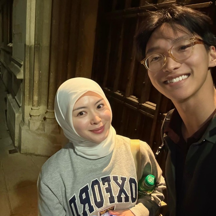 <p>Tak sendirian, ternyata Ayana juga bertemu dengan Azka COC yang menjadi <em>tour guide</em>-nya, Bunda. &ldquo;Teman pertamaku di Oxford! Aku pertama kali kenal <em>@brother_azka</em> lewat COC, dia memang berbakat, ramah, dan masih muda sekali, aku merasa seperti tantenya haha. Terima kasih sudah mengajakku berkeliling #Oxford. Agak malu sih mengakui betapa tidak pandainya aku bersosialisasi. Aku bakal sering mengandalkanmu selama setahun ke depan,&rdquo; tuturnya.&nbsp;(Foto: Instagram @xolovelyayana)</p>