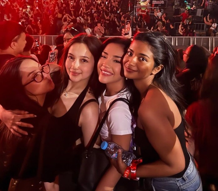 Baila No Na, Ratu Namira, Aisyah Aqilah, dan Megan Domani tampil kompak saat menonton konser The Weeknd di Jakarta dengan gaya kasual yang tetap stylish/Foto: Instagram/megandomani1410