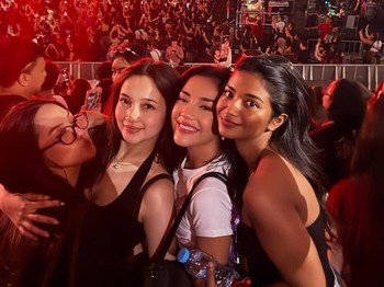 Baila No Na, Ratu Namira, Aisyah Aqilah, dan Megan Domani tampil kompak saat menonton konser The Weeknd di Jakarta dengan gaya kasual yang tetap stylish/Foto: Instagram/megandomani1410