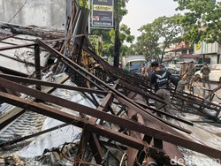 Kesaksian Warga Saat Baliho Berkarat Roboh di Buahbatu Bandung