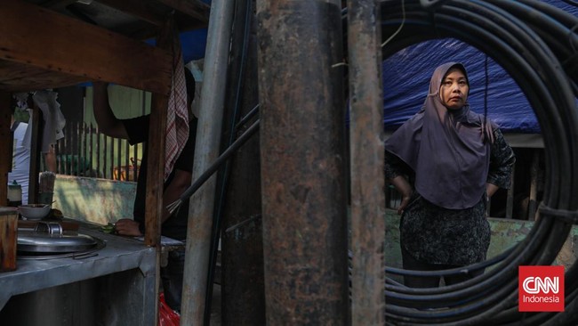 Sejumlah kabel optik tampak semrawut dan menjuntai di sepanjang area trotoar di kawasan Jalan Kuningan Barat, Jakarta, Senin, 28 September 2026. Kabel-kabel tersebut terlihat melintang di antara pepohonan sekitar jalan. CNN Indonesia/Febria Adha L