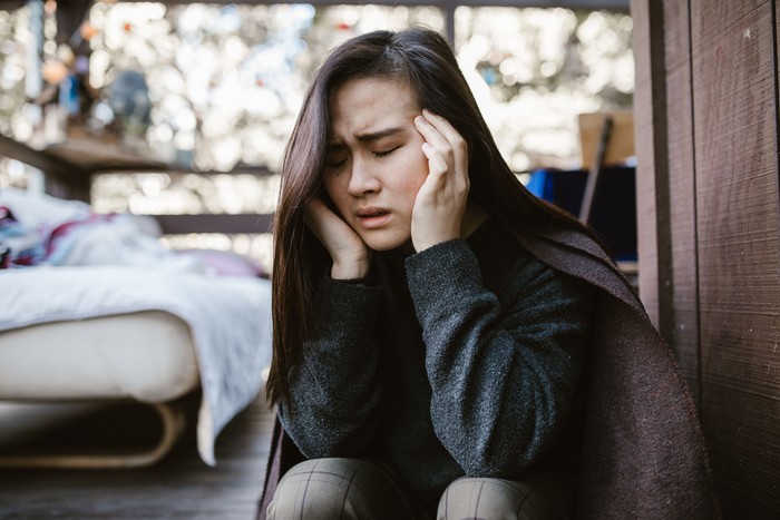 Anak yang terlalu diawasi orang tuanya akan tumbuh dengan ciri kepribadian tertentu yang mungkin bisa menghambat mereka dalam menjalani kehidupan. Mereka jadi sulit menyelesaikan masalah, sulit menjalin hubungan, enggan bangkit dari kegagalan, hingga alami kecemasan.