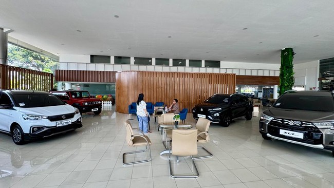 Dealer Suzuki Buana Indo Trada (BIT) Pulo Gadung, Jakarta Timur, berbenah dengan memperbarui tampilan ruang pamer, penataan ruang, dan menambah fasilitas. Tampilan baru ini diperkenalkan pada Minggu (27/9/2026).