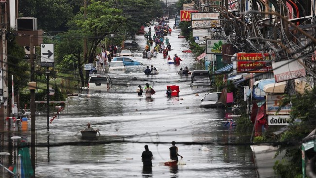 People wade through a flooded area, in Bangkok, Thailand, September 28, 2026. REUTERS/Athit Perawongmetha