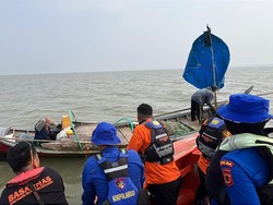 Seharian Terombang-Ambing di Laut, 2 Nelayan Jambi Diselamatkan Tim SAR