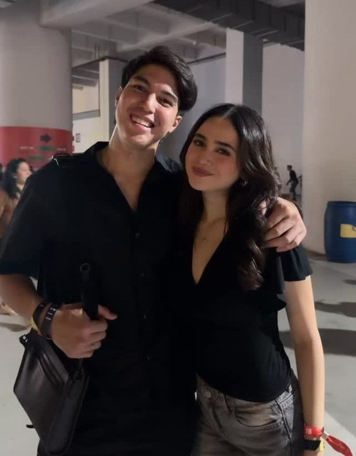 El Rumi dan Syifa Hadju hadir di konser The Weeknd di Jakarta dengan gaya serba hitam. Syifa tampil dalam atasan fitted dan celana jeans abu-abu, sementara El memilih look hitam yang simpel dan effortless/Foto: Instagram/syifahadju