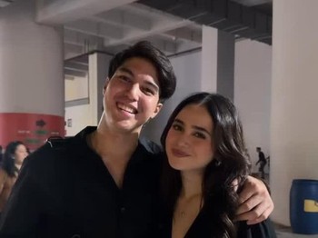 El Rumi dan Syifa Hadju hadir di konser The Weeknd di Jakarta dengan gaya serba hitam. Syifa tampil dalam atasan fitted dan celana jeans abu-abu, sementara El memilih look hitam yang simpel dan effortless/Foto: Instagram/syifahadju