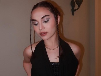 Elina Joerg tampil elegan saat menonton konser The Weeknd di Jakarta dengan atasan halter hitam dan rok beige berdetail stud. Braided hairstyle serta aksesori gold melengkapi gaya modernnya/Foto: Instagram/elinaaaaajoerg