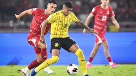 Pesepak bola Tim Nasional Indonesia Joey Pelupessy (kiri) membayangi pergerakan pesepak bola Tim Nasional Malaysia Bergson (tengah) pada pertandingan penyisihan Grup A FIFA ASEAN Cup 2026 di Stadion Utama Gelora Bung Karno (SUGBK), Senayan, Jakarta,