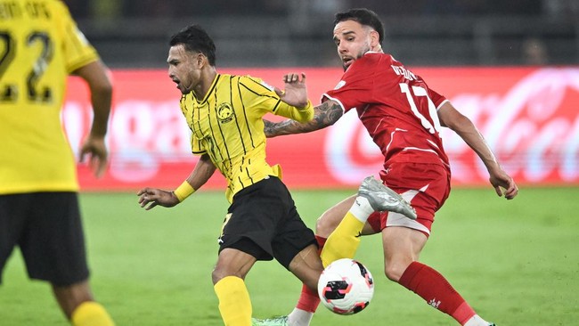 Pesepak bola Tim Nasional Indonesia Calvin Verdonk (kanan) berebut bola dengan pesepak bola Tim Nasional Malaysia Faisal Halim (kiri) pada pertandingan penyisihan Grup A FIFA ASEAN Cup 2026 di Stadion Utama Gelora Bung Karno (SUGBK), Senayan, Jakarta