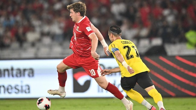 Pesepak bola Tim Nasional Indonesia Ole Romeny menggiring bola dengan dibayangi pesepak bola Tim Nasional Malaysia Dion Cools (kanan) dalam pertandingan penyisihan Grup A FIFA ASEAN Cup 2026 di Stadion Utama Gelora Bung Karno (SUGBK), Senayan, Jakart
