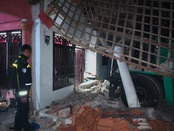 Forklift 15 Ton Tabrak Rumah Warga hingga Rusak di Tangerang