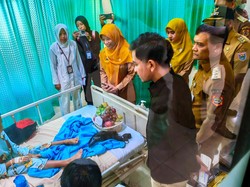 Gibran dan Luthfi Tinjau Pasien Dugaan Keracunan MBG di Batang