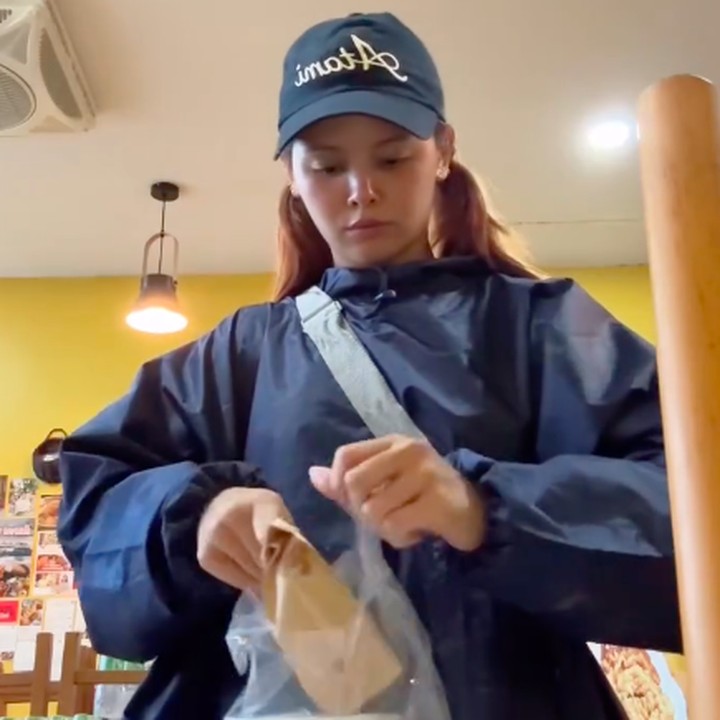 <p>Tentu saja,<em> postingan</em> tersebut langsung dibanjiri pujian para penggemar yang juga mendoakan agar situasi segera membaik. &ldquo;Little Sorn sangat lucu. Semoga situasi segera membaik. Tetap aman,&rdquo; tulis akun <em>@saomoonlightg****. </em>&ldquo;Sangat bangga denganmu Sorn,&rdquo; tulis akun <em>@gatesjun****.&nbsp;</em>(Foto: Instagram @ssorn_chonnasorn)</p>