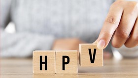Penularan HPV berjalan dua arah, pria bisa menularkan HPV ke wanita, begitu juga sebaliknya.