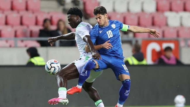 Soccer Football - Nations League - Group B3 - Israel v Republic of Ireland - Nagyerdei Stadion, Debrecen, Hungary - September 27, 2026 Republic of Ireland's James Abankwah in action with Israel's Manor Solomon REUTERS/Bernadett Szabo