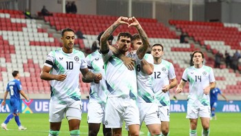 Soccer Football - Nations League - Group B3 - Israel v Republic of Ireland - Nagyerdei Stadion, Debrecen, Hungary - September 27, 2026 Republic of Ireland's Troy Parrott celebrates scoring their first goal with teammates REUTERS/Bernadett Szabo