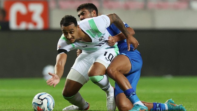 Soccer Football - Nations League - Group B3 - Israel v Republic of Ireland - Nagyerdei Stadion, Debrecen, Hungary - September 27, 2026 Republic of Ireland's Adam Idah in action with Israel's Raz Shlomo REUTERS/Bernadett Szabo
