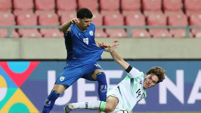 Soccer Football - Nations League - Group B3 - Israel v Republic of Ireland - Nagyerdei Stadion, Debrecen, Hungary - September 27, 2026 Israel's Dor Turgeman in action with Republic of Ireland's Conor Coventry REUTERS/Bernadett Szabo
