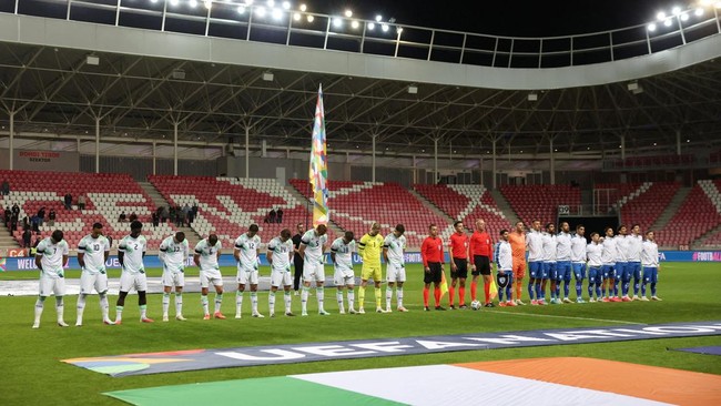 Soccer Football - Nations League - Group B3 - Israel v Republic of Ireland - Nagyerdei Stadion, Debrecen, Hungary - September 27, 2026 Republic of Ireland players bow their heads and wear black armbands in recognition of all lives lost in the Gaza co