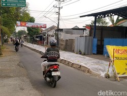 Viral Pria Berseragam ASN Bawa Mobil Terobos Jalan Cor Basah di Pekalongan