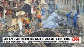 Jelang Musim Hujan Kali di Jakarta Dikeruk