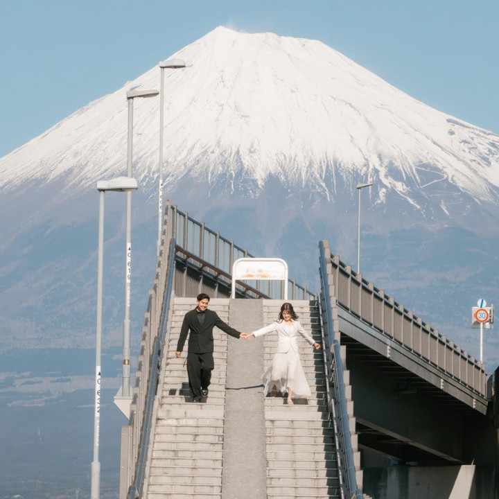 <p>Dalam unggahan lainnya, Jerome mengungkapkan bahwa sesi <em>photoshoot</em>&nbsp;di <em>dream bridge</em> dengan latar Gunung Fuji merupakan salah satu impian mereka. &ldquo;One of our dream photoshoot: Yume no Ohashi 夢の大橋 (dream bridge),&rdquo; tulis Jerome.&nbsp;(Foto: Instagram @jeromepolin)</p>
