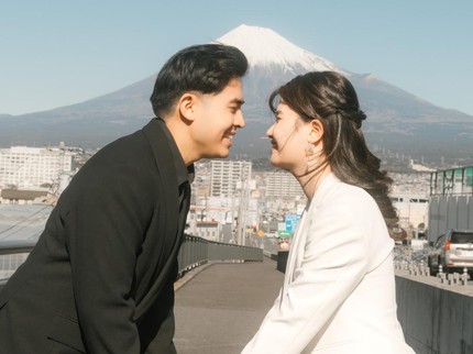 Romantis! Ini 5 Potret Jerome Polin Lamar Gracia Caroline dengan Latar Gunung Fuji di Jepang