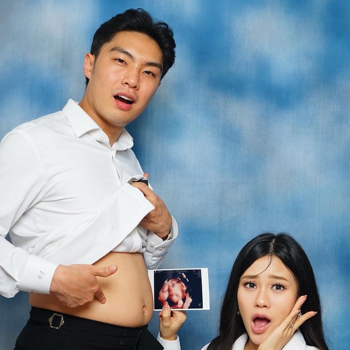 <p>Jessica dan Erwin tampil dengan pose kocak saat memperlihatkan kabar kehamilan. Erwin memperlihatkan bagian perutnya seolah-olah sedang hamil, sementara Jessica memegang foto USG dengan ekspresi terkejut ke arah kamera.(Foto: @jessicajane99)</p>