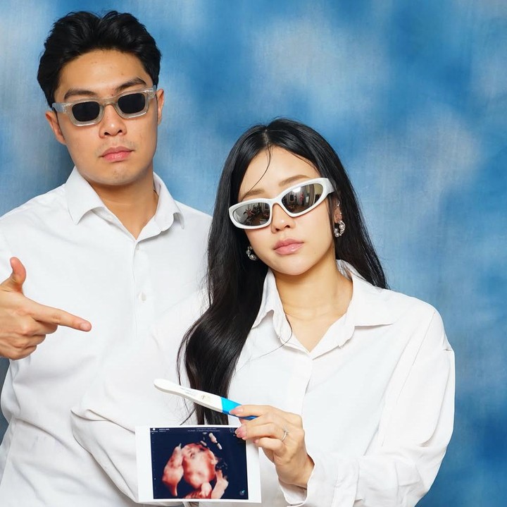 <p>Jessica Jane mengusung konsep serba putih dan latar biru pada foto maternity shoot. Pasangan yang menikah pada 12 April 2025 ini kompak dengan kemeja putih dan memadukan celana panjang biru dan hitam. (Foto: @jessicajane99).</p>