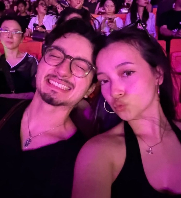 Kakak beradik Megan Domani dan Bryan Domani tampil kompak saat menonton konser The Weeknd di Jakarta dengan gaya serba hitam yang simpel dan stylish/Foto: Instagram/megandomani1410