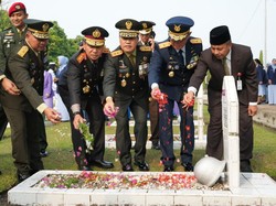 Peringati HUT ke-81 TNI, Pangdam XIX/Tuanku Tambusai-Kapolda Riau Ziarah TMP