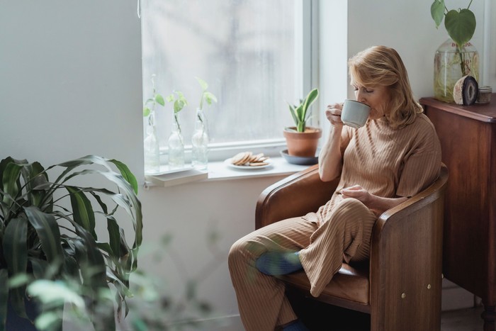 Orang dengan IQ tinggi menjauhkan diri dari ponsel di pagi hari. Mereka akan meluangkan waktu untuk runititas yang penuh kesadaran alih-alih mengecek apa yang terjadi pada dunia.