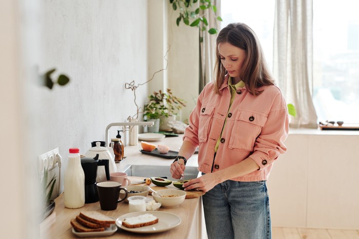 Mereka memprioritaskan kebiasaan yang dapat menunjang kesuksesan ini. Agar bisa sarapan dengan tenang di pagi hari, mereka akan tidur lebih cepat di malam hari. Kualitas tidur tetap terjaga, sarapan juga tetap aman!