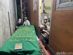 Tangis Orang Tua Iringi Kedatangan Jenazah Sugianto Korban KM Virgo