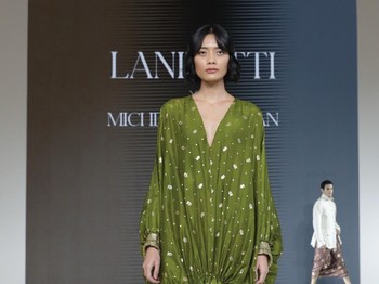 Salah satu koleksinya menampilkan dress longgar berwarna hijau dengan leher model V, serta potongan lengan balon. Menariknya, ada kerutan di bagian bawah yang menciptakan efek drapery balon yang unik. (Foto: Dok. Senayan City)