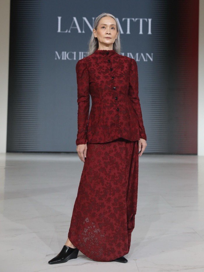 Setelan berwarna maroon ini begitu tampak menawan. Atasannya berlengan panjang, dipadukan dengan rok panjang berwarna senada. Motif floral pada setelan ini membuat kesan cantik, manis, dan tetap elegan.&nbsp;(Foto: Dok. Senayan City)