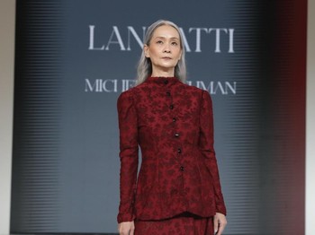Setelan berwarna maroon ini begitu tampak menawan. Atasannya berlengan panjang, dipadukan dengan rok panjang berwarna senada. Motif floral pada setelan ini membuat kesan cantik, manis, dan tetap elegan.&nbsp;(Foto: Dok. Senayan City)