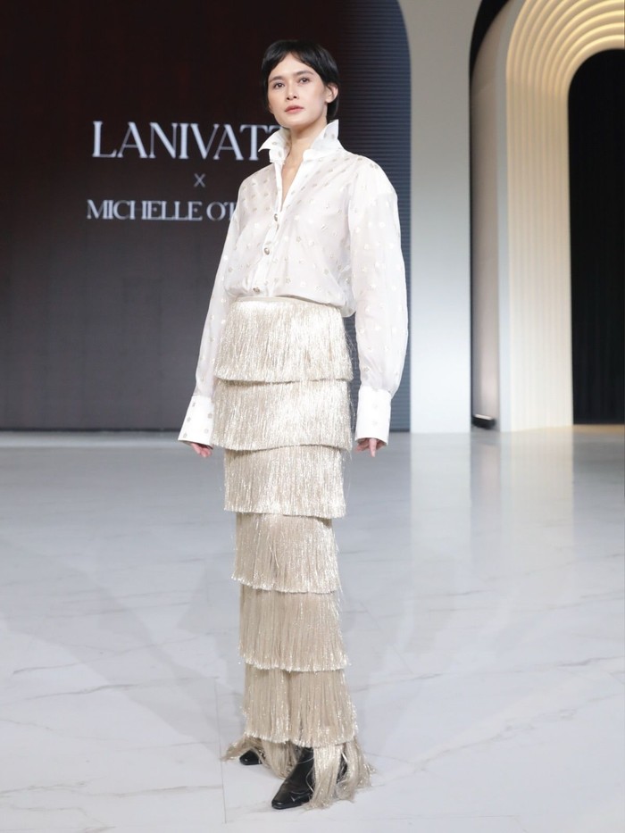 Ada kemeja transparan yang dipadukan dengan rok rumbai bertingkat yang unik. Gaya ini cocok untuk acara pesta-pesta meriah, karena efek rok rumbainya bisa menciptakan gaya dinamis dan meriah, serta terlihat modern dan elegan. (Foto: Dok. Senayan City)