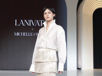 Ada kemeja transparan yang dipadukan dengan rok rumbai bertingkat yang unik. Gaya ini cocok untuk acara pesta-pesta meriah, karena efek rok rumbainya bisa menciptakan gaya dinamis dan meriah, serta terlihat modern dan elegan. (Foto: Dok. Senayan City)