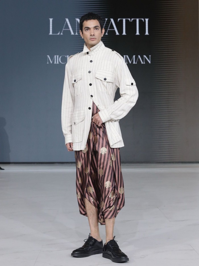 Untuk koleksi pria, koleksi LANIVATTI X Michelle Othman menampilkan kemeja bergaris yang stand-out dengan detail kancing hitam dan empat saku depan. Lalu, dipadukan dengan celana bermodel draperi. Uniknya, celana ini mirip dengan potongan Dhoti khas India. (Foto: Dok. Senayan City)