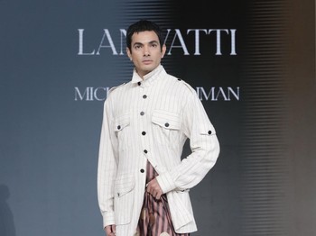 Untuk koleksi pria, koleksi LANIVATTI X Michelle Othman menampilkan kemeja bergaris yang stand-out dengan detail kancing hitam dan empat saku depan. Lalu, dipadukan dengan celana bermodel draperi. Uniknya, celana ini mirip dengan potongan Dhoti khas India. (Foto: Dok. Senayan City)
