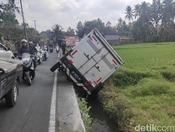 Ngantuk Berat, Mobil Boks Angkut Sayur Tabrak Motor hingga Terpental di Badung