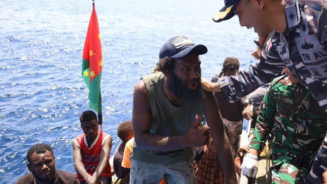 KRI dr. Wahidin Sudirohusodo-991 evakuasi 11 warga Papua Nugini yang perahunya hanyut di perairan Samudra Pasifik, Minggu (27/9).