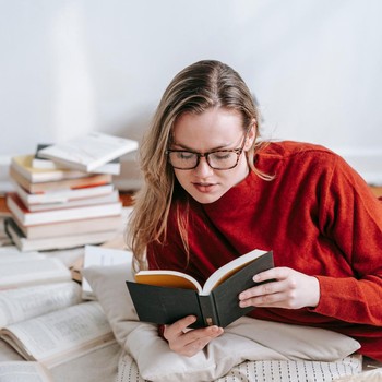 Lawan Doomscrolling, Singapura Beri Hadiah untuk Warga yang Baca Buku 15 Menit Sehari