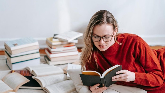 Lawan Doomscrolling, Singapura Beri Hadiah untuk Warga yang Baca Buku 15 Menit Sehari