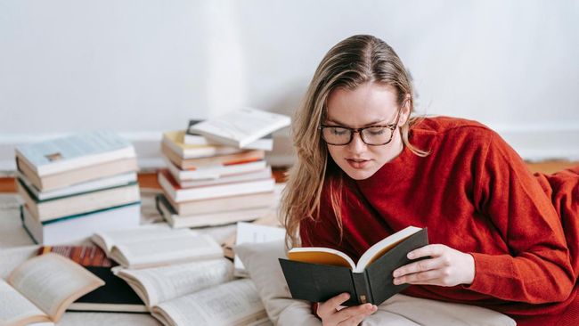 Lawan Doomscrolling, Singapura Beri Hadiah untuk Warga yang Baca Buku 15 Menit Sehari